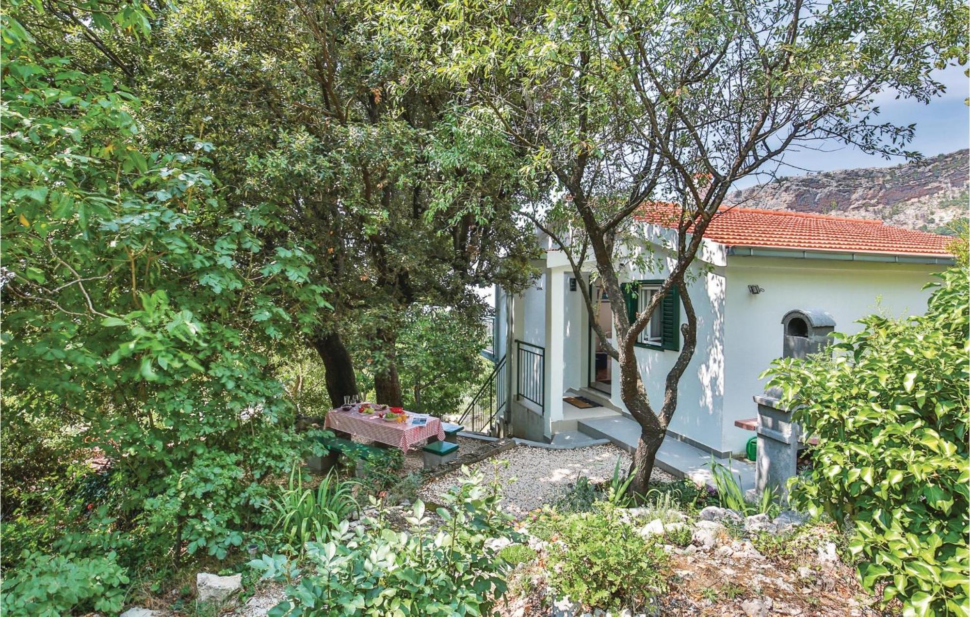2 Bedroom Awesome Home In Gornje Tučepi Exterior foto